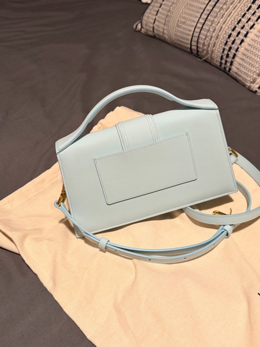 Jacquemus baby blue leather shoulder bag with gold logo - Picture 7 of 13
